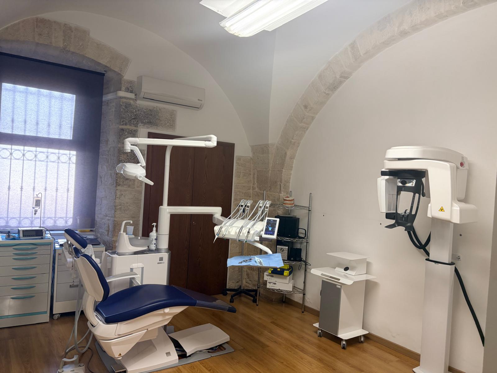 Sala operativa dello Studio Acquaviva ad Acquaviva delle Fonti, con poltrona e volte in pietra
